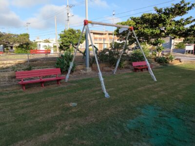 つきしろ自治会館前のブランコ