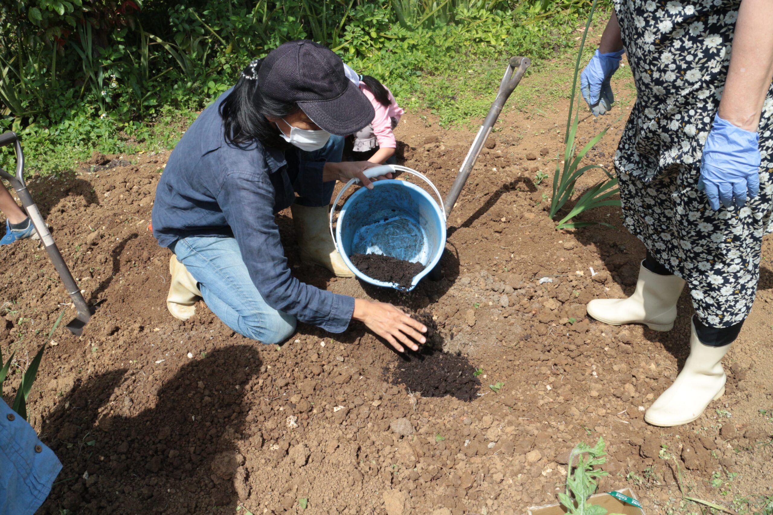 22年4月スイカの苗植えと落花生の種まき つきしろの街