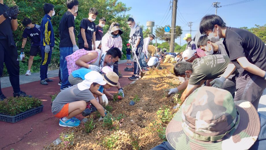 県道沿い花園！土入れ＆花植え